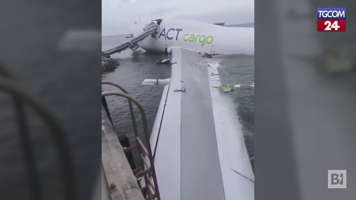 aereo cargo esce di pista a hong kong e finisce in mare