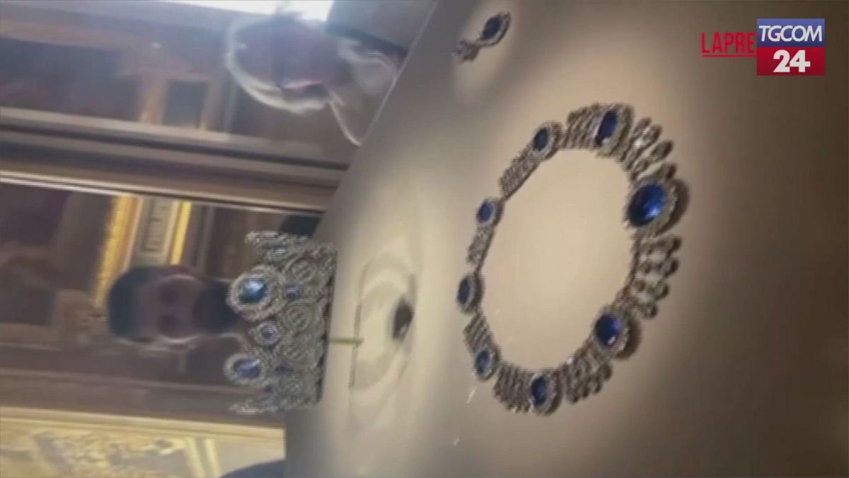 Furto al Louvre, ecco i gioielli nelle teche prima del colpo