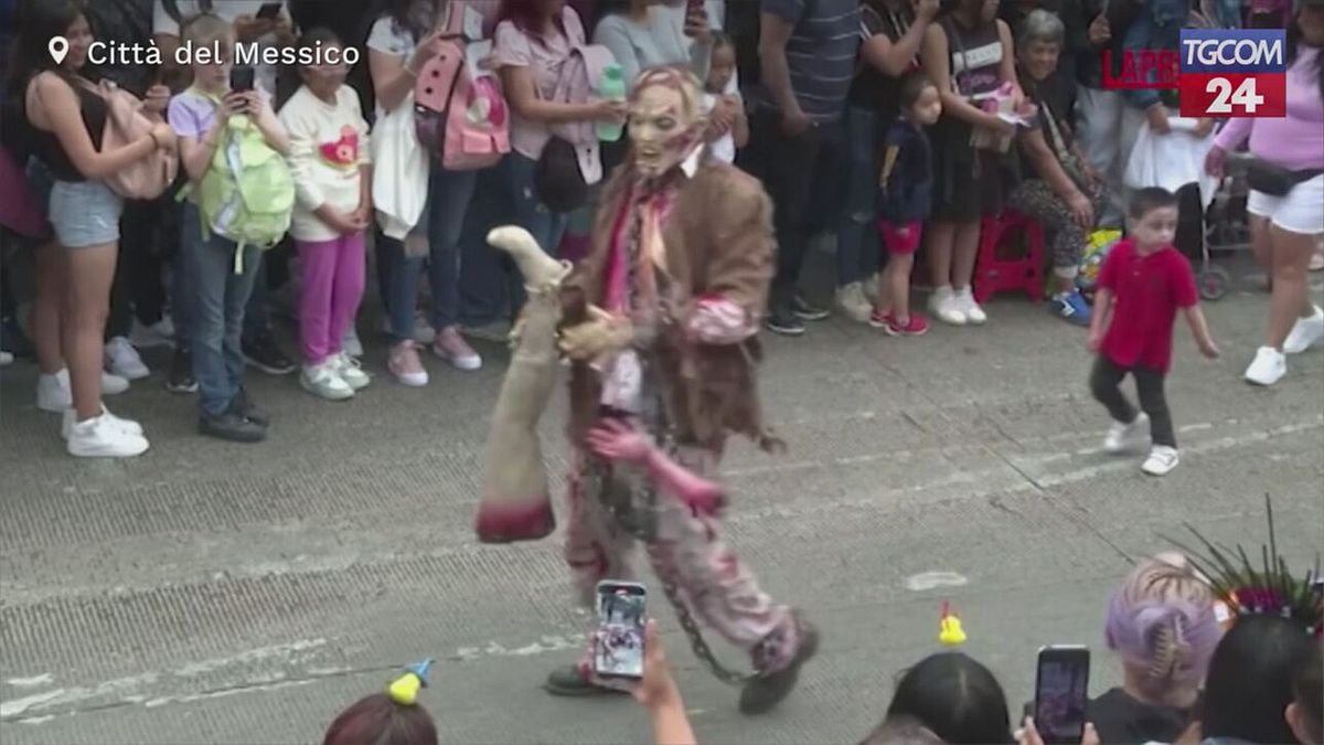 Messico, strade della Capitale infestate da zombie colorati