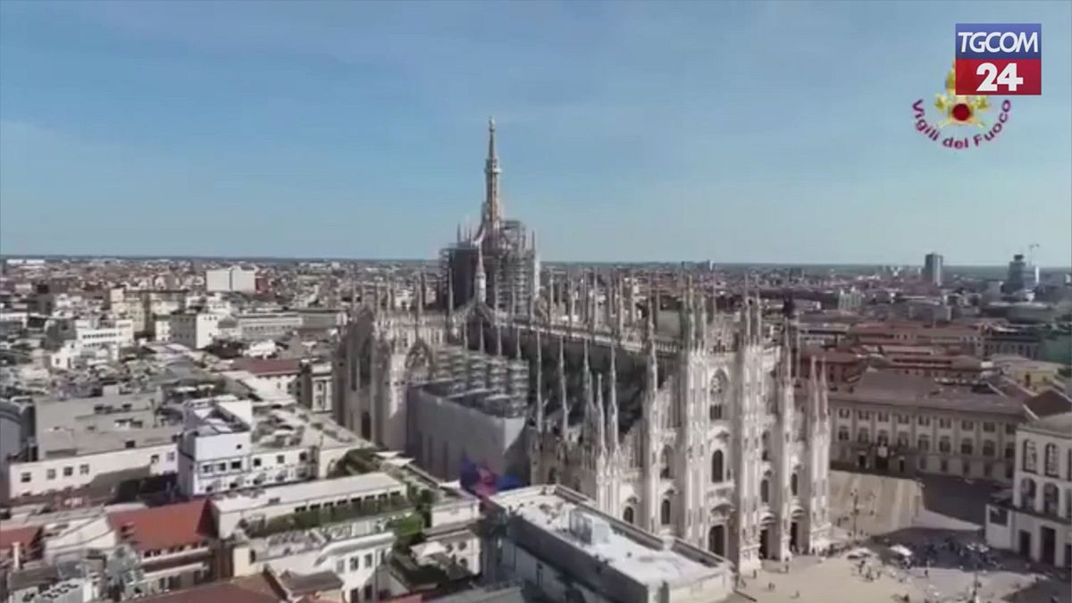 Addestramento spettacolare a Milano, i vigili del fuoco si calano dalla Galleria Vittorio Emanuele II