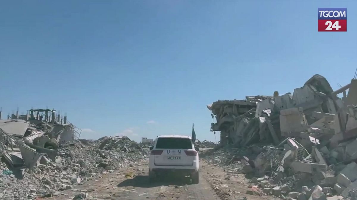 ecco ci242 che resta di gaza il convoglio onu avanza tra cumuli di macerie