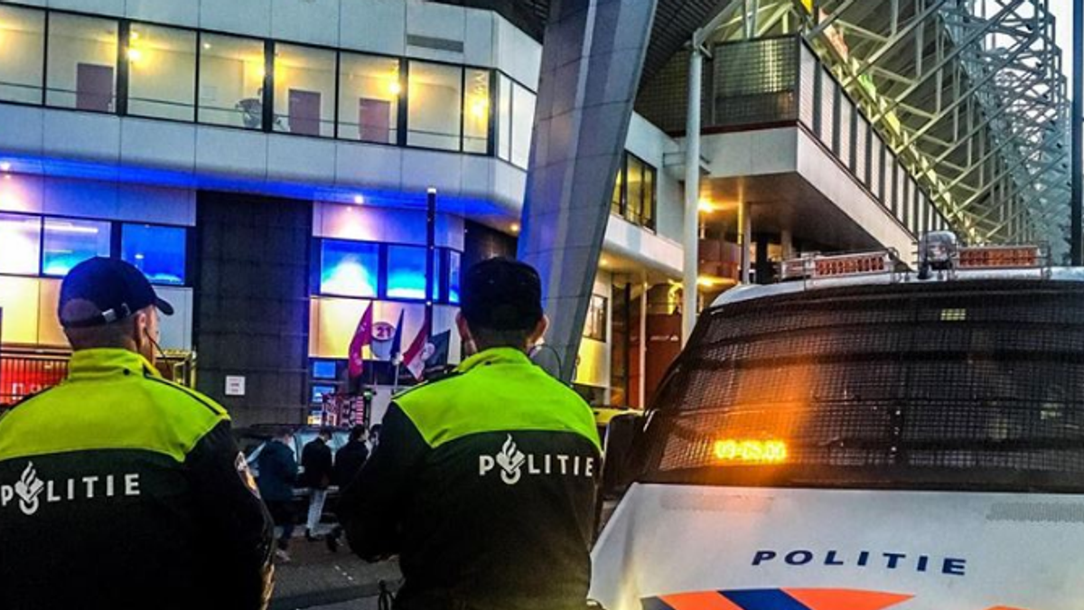 olanda circa 180 tifosi del napoli arrestati a eindhoven per impedire disordini