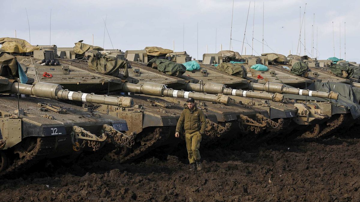 Gaza, Israele riceve un altro ostaggio morto: l’esercito annuncia un blitz in Cisgiordania