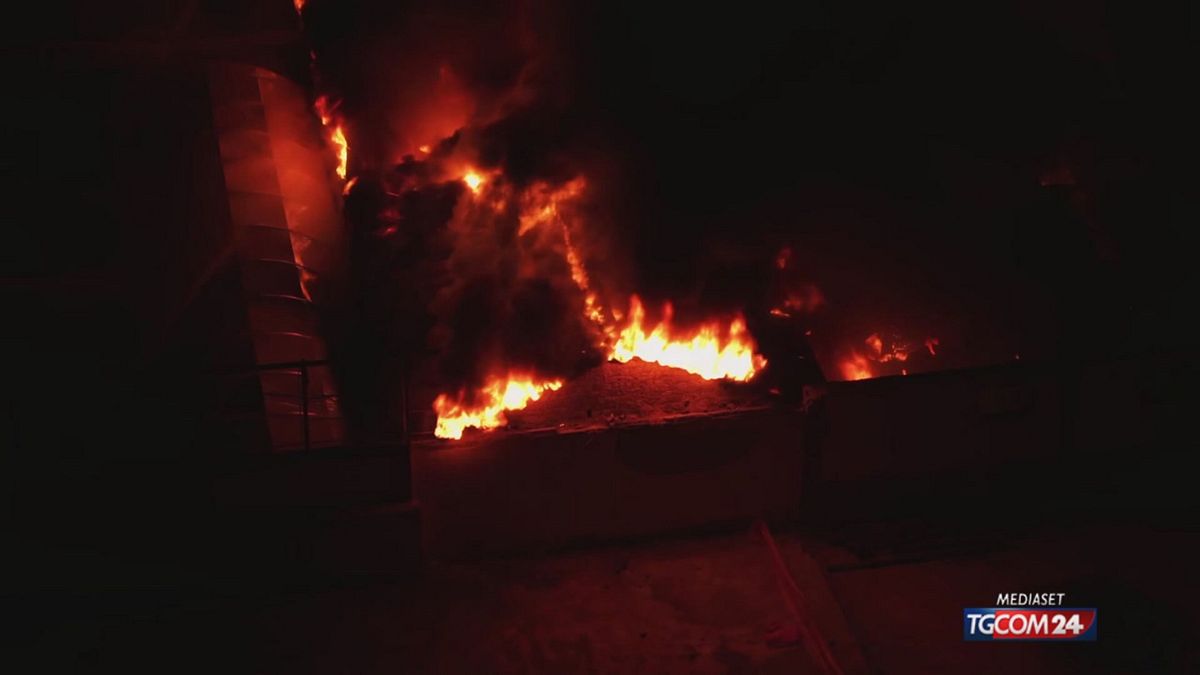 A fuoco capannone a Napoli, sgomberate 10 famiglie