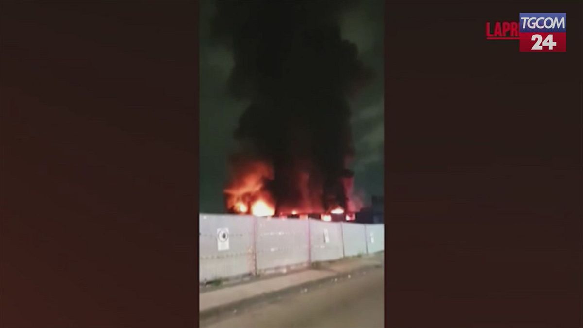 Napoli, incendio in un deposito di ricambi auto: alta colonna di fumo