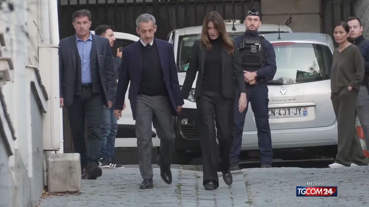 Sarkozy lascia la sua abitazione per raggiungere il carcere de La Santé
