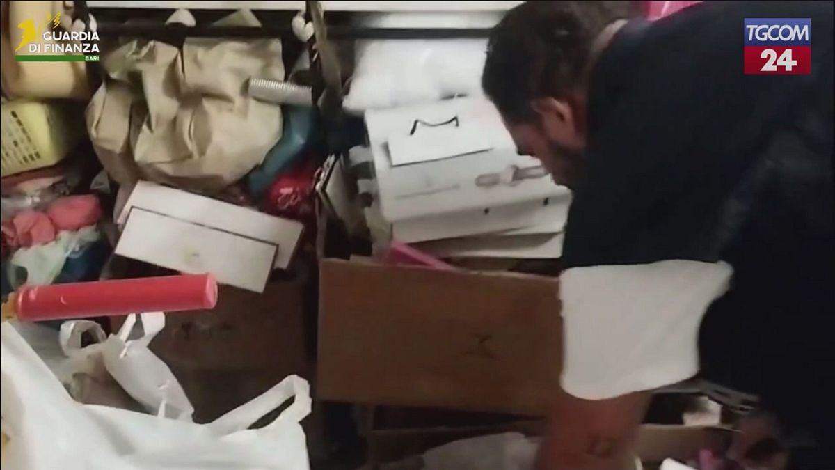 bari sequestrati profumi falsi e cosmetici pericolosi maxi operazione della gdf