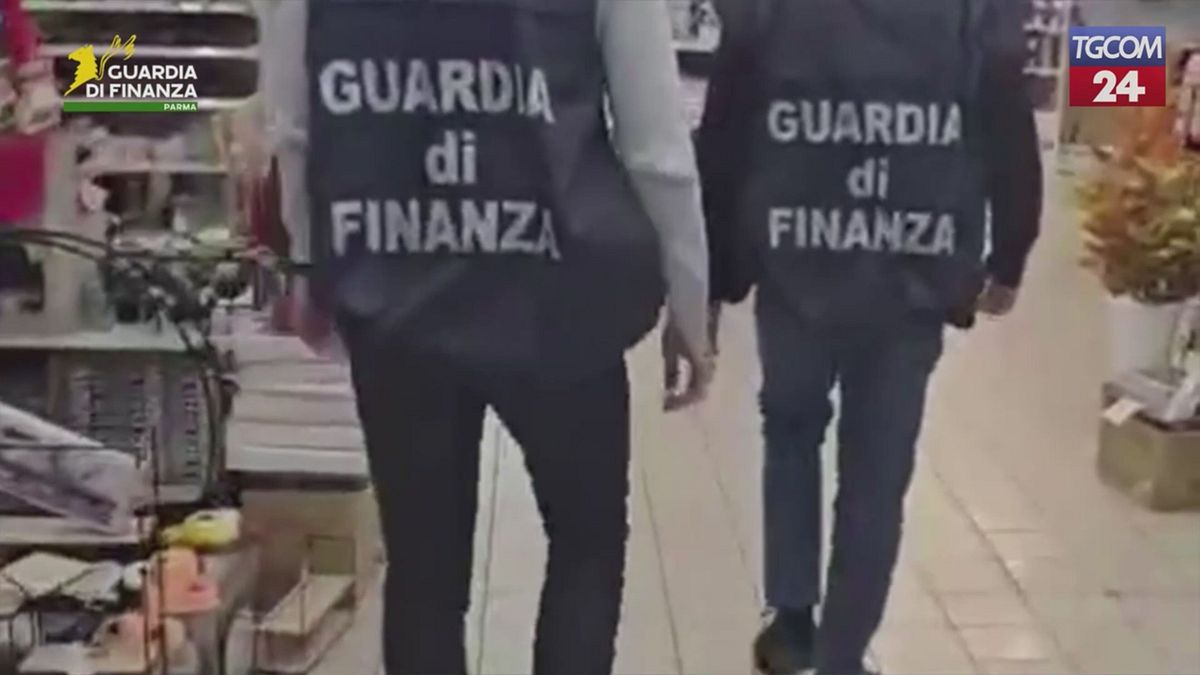 Parma, sequestrati oltre mille articoli non sicuri in un emporio