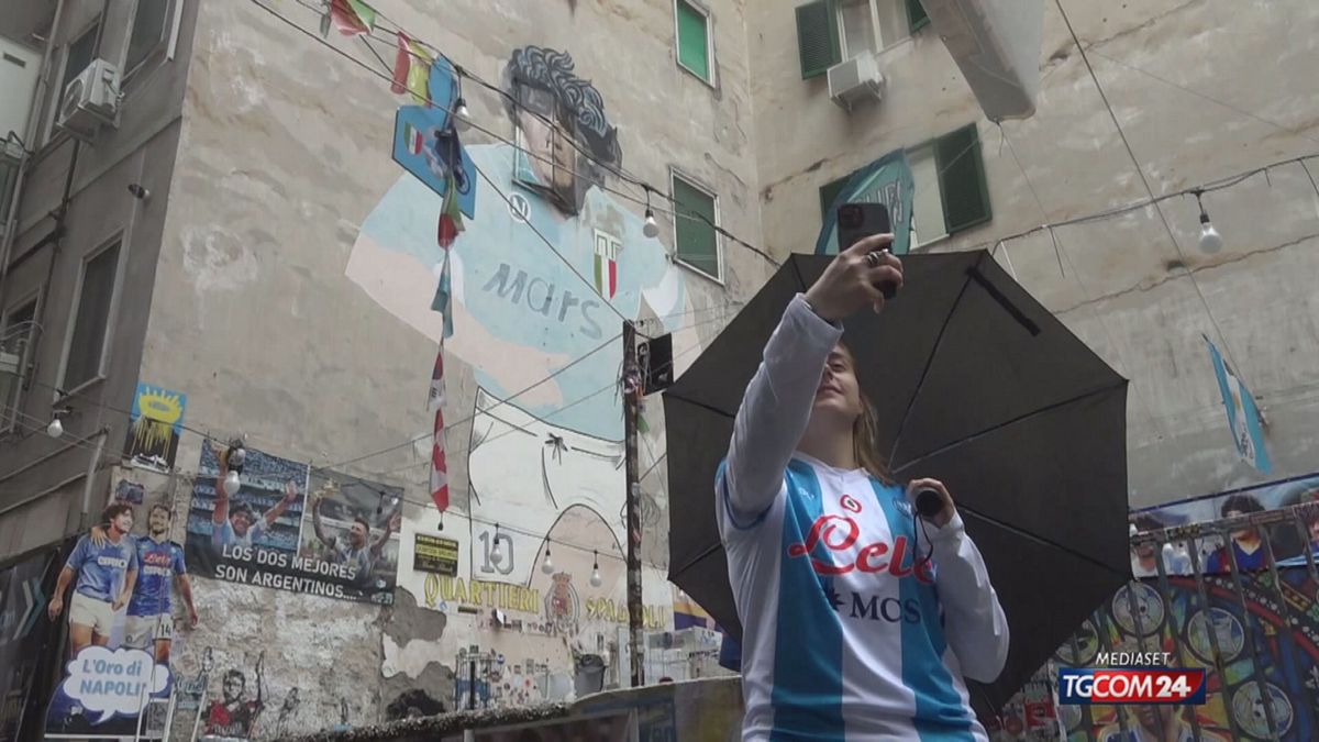napoli torna visibile il murale di maradona dopo l incontro comune esercenti