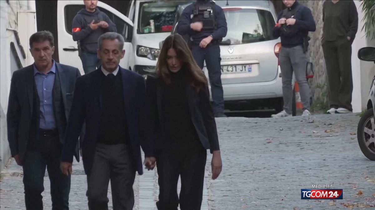 francia l ex presidente sarkozy entra nel carcere della sant233