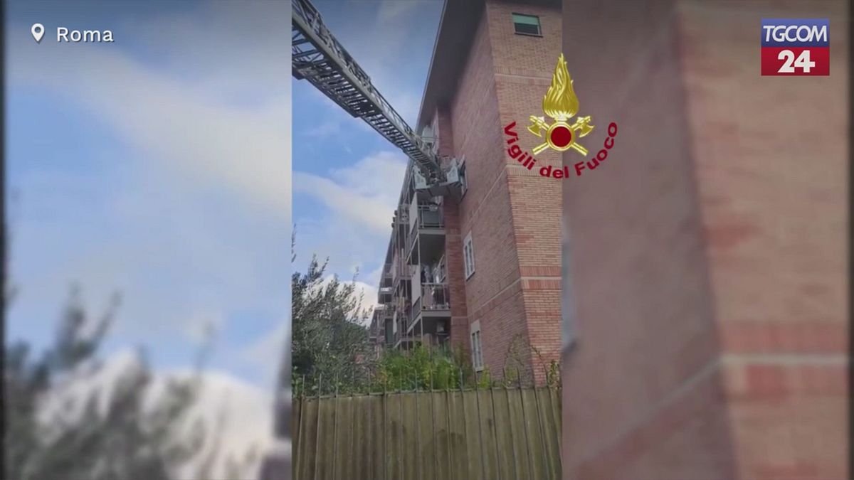 roma incendio in un appartamento a torrevecchia morta una donna anziana