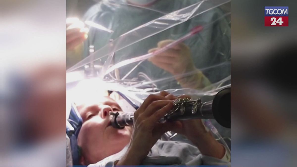 londra paziente suona il clarinetto durante un operazione al cervello