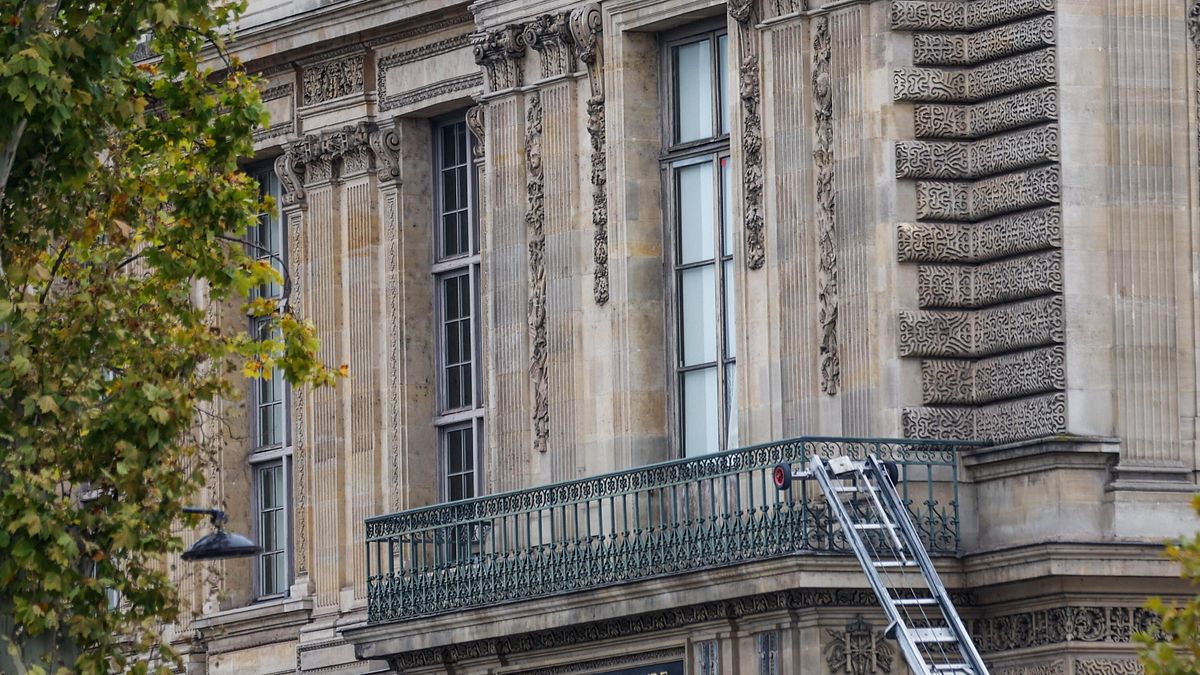 furto al louvre la finestra del colpo diventa attrazione turistica