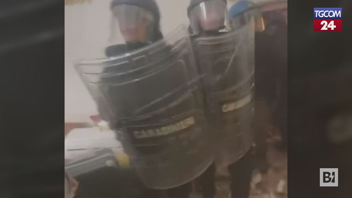 Bologna, le immagini dello sfratto violento con il muro sfondato