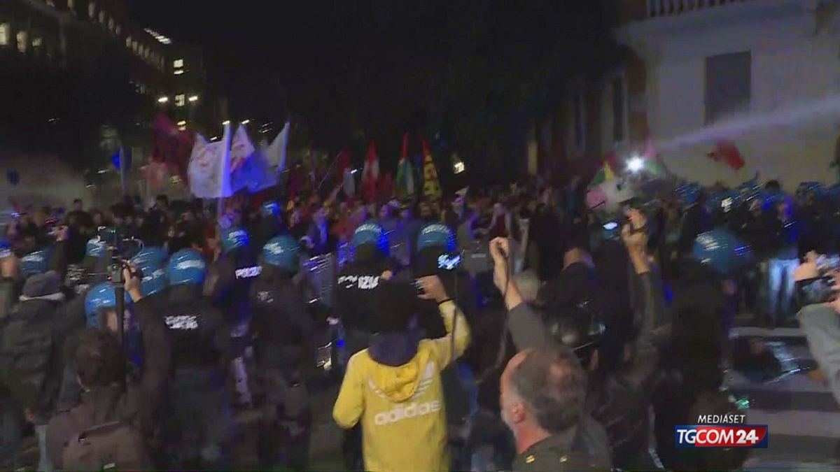 tensioni al presidio pro pal a roma idranti in azione