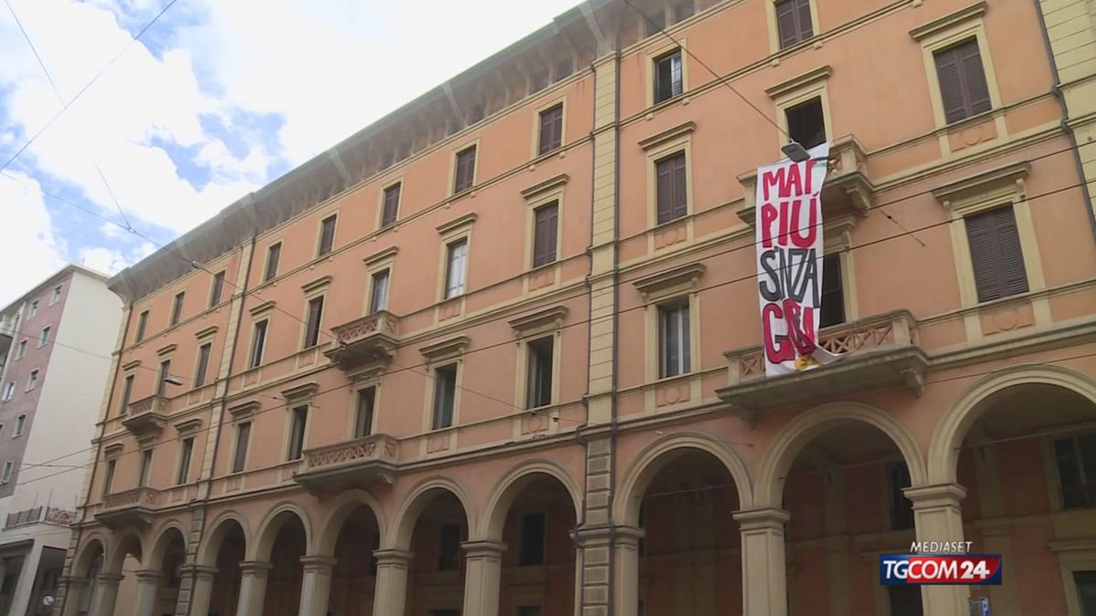 Un altro palazzo occupato a Bologna dopo il duro sfratto