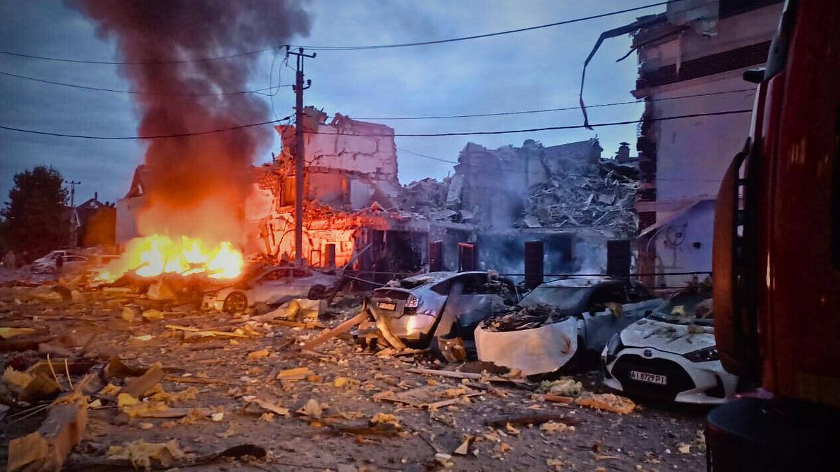 Ucraina, nuovo attacco su Kiev: 3 morti, tra i 29 feriti anche 6 bambini | Trump: "Senza un accordo non perdo tempo con Putin"