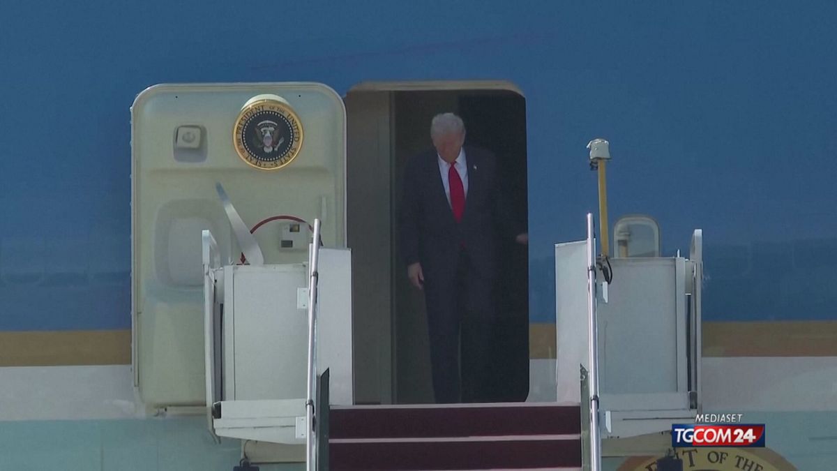 Il presidente Usa atterra in Malesia"e si scatena con la sua celebre "Trump Dance"