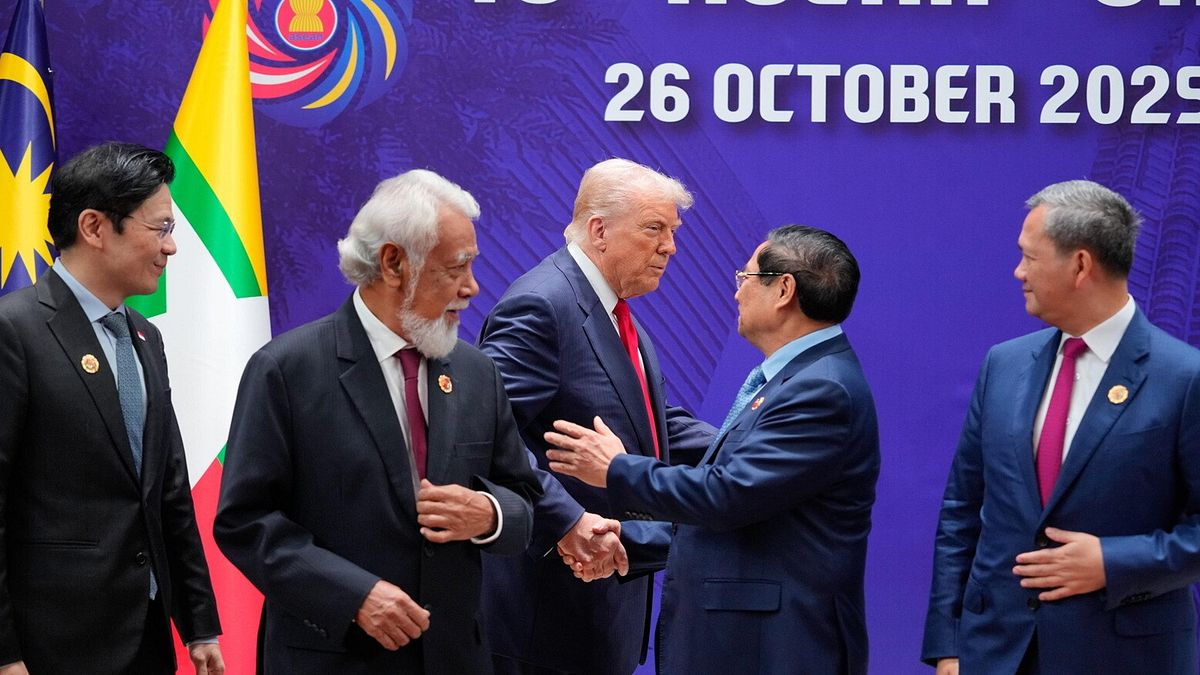 Donald Trump in Malesia, al via il tour asiatico | Bessent: "Accordo Usa Cina su terre rare e soia | Trovata intesa anche sulla vendita di TikTok | Esclusi i dazi al 100% a Pechino"