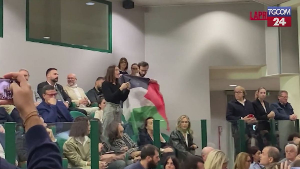 Marche, manifestanti Pro Pal tentano di bloccare il Consiglio regionale