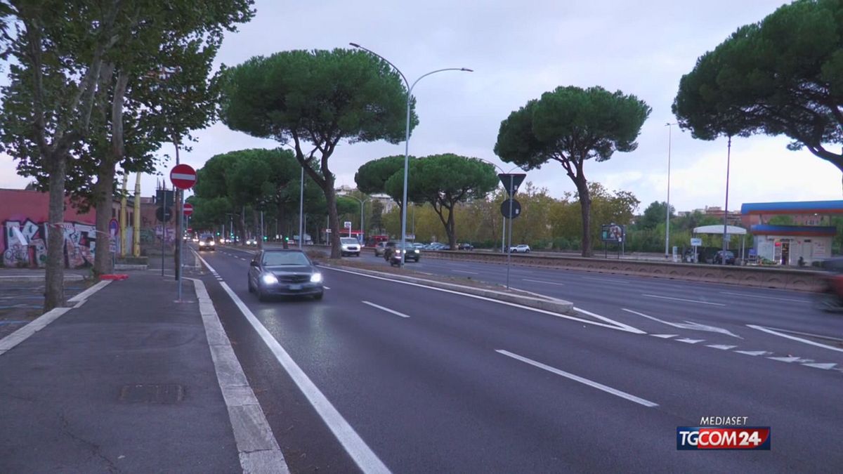 Incidente stradale a Roma, si cerca una berlina grigia