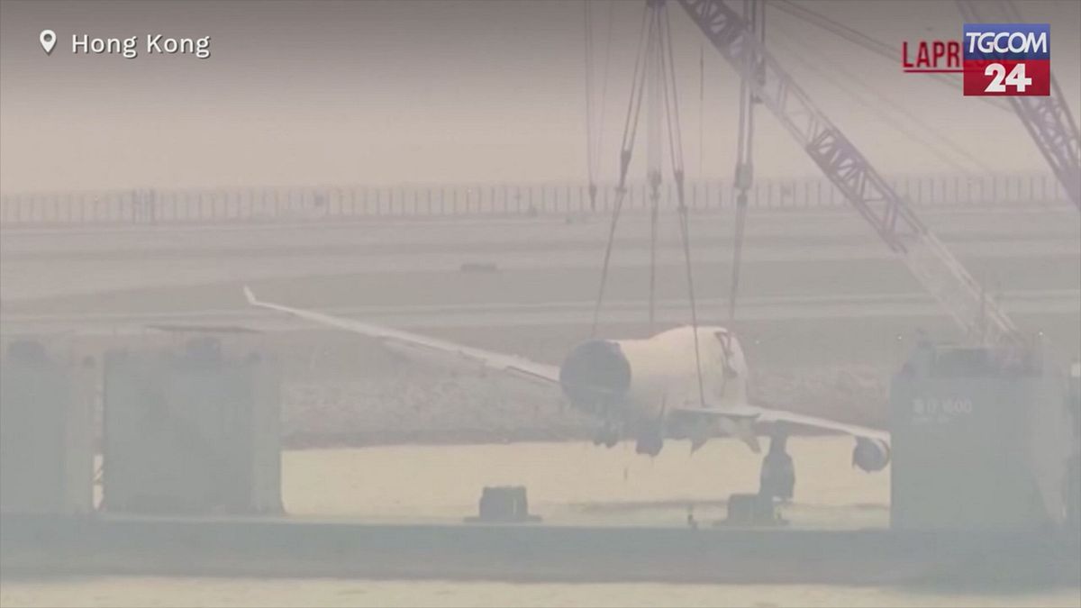 Hong Kong, recuperato il relitto del cargo Boeing 747 precipitato in mare