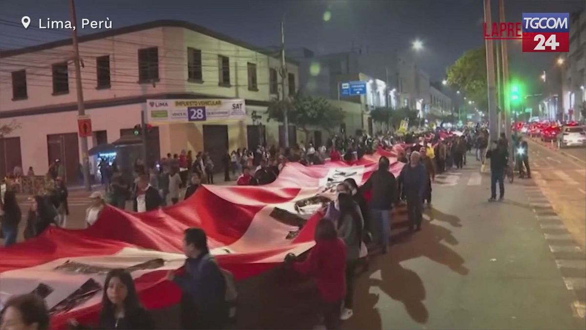 Perù, giovani in piazza a Lima contro il presidente Jerí