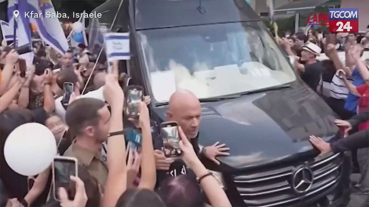 Israele, il ritorno a casa di Evyatar David: è uno degli ostaggi rilasciati da Hamas