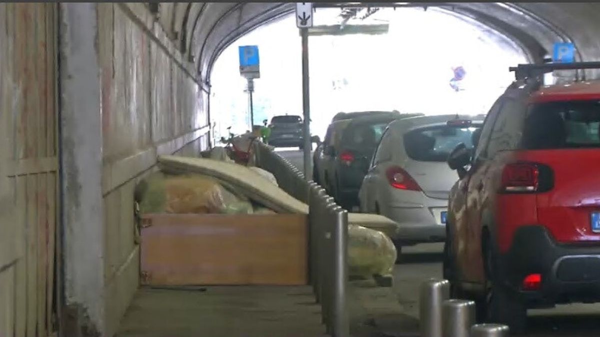 Milano, i clochard tornano nei sottopassi della Stazione Centrale