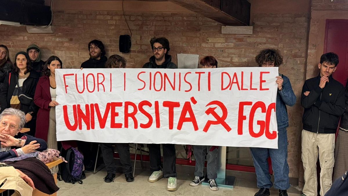 Venezia, attivisti pro Pal impediscono un incontro di Emnauele Fiano a Ca