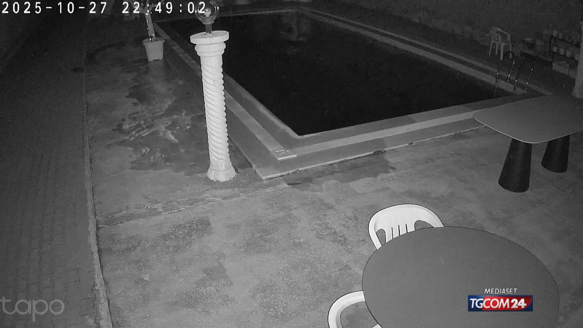 il momento del terremoto in turchia l acqua trabocca dalla piscina