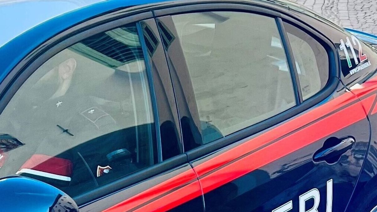 Femminicidio nel Veronese, si libera del braccialetto elettronico e uccide la compagna: fermato | Pm: "Numero smisurato di coltellate"