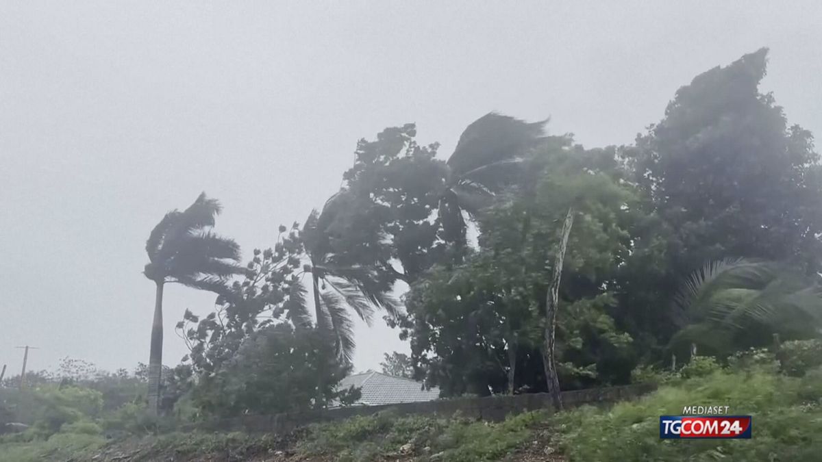 Uragano Melissa, la Giamaica apre 881 rifugi: "Usateli, è di gravità storica"