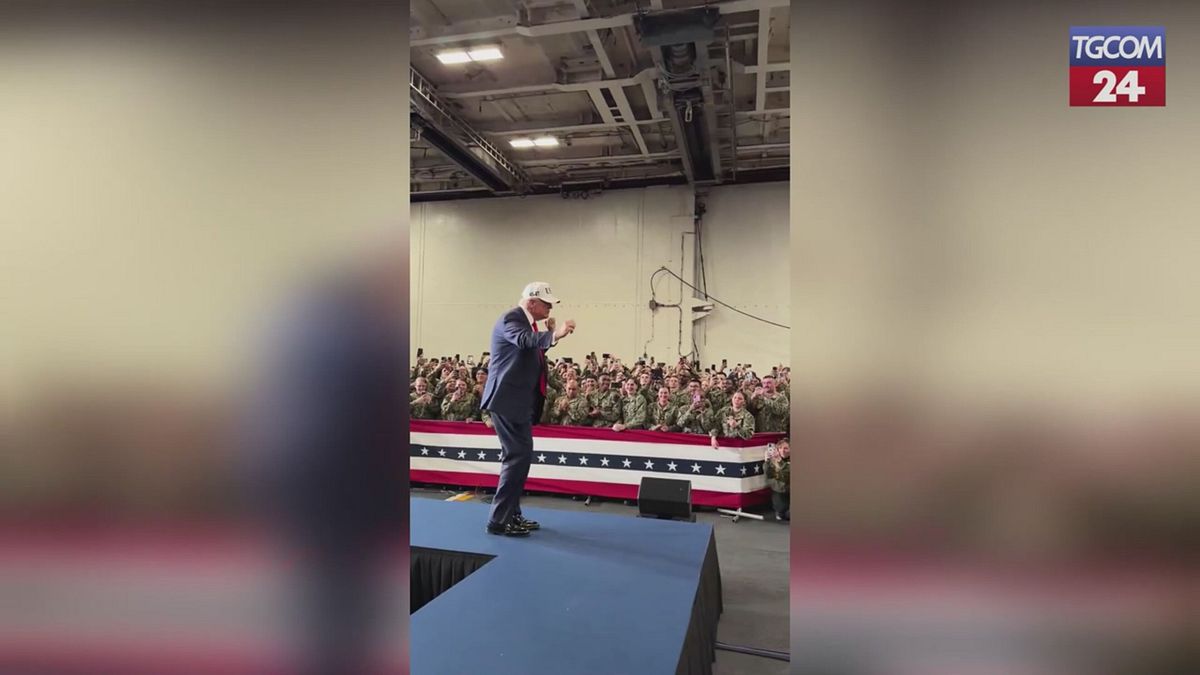 Trump balla YMCA con i soldati americani