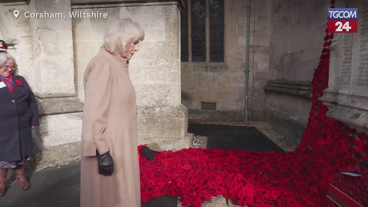 Camilla omaggia i caduti della Seconda Guerra Mondiale con una mostra di papaveri