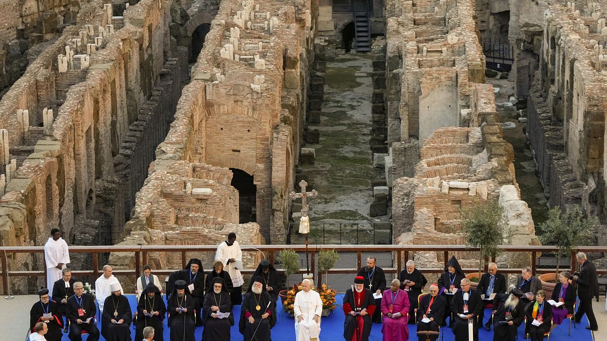 il papa basta guerre con i loro cumuli di morti il mondo ha sete di pace