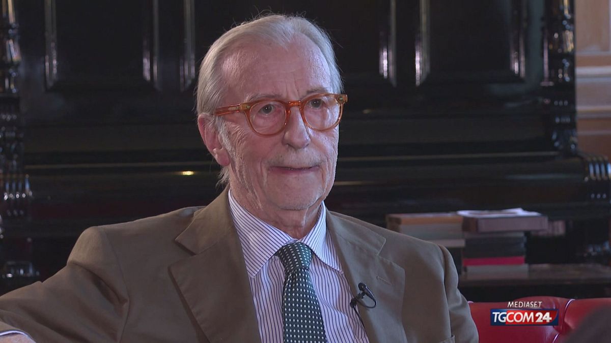 Vittorio Feltri mette in fuga giovani che stavano per aggredirlo