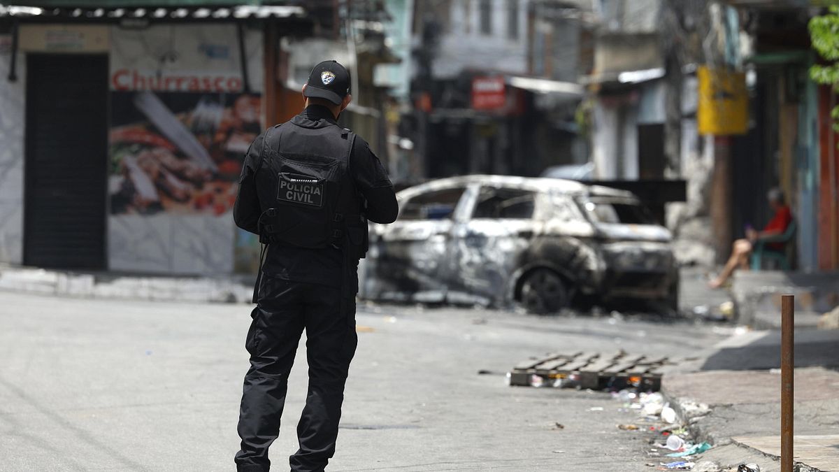 Brasile, scontri durante maxi operazione contro i narcos: favelas di Rio in fiamme, oltre 100 morti