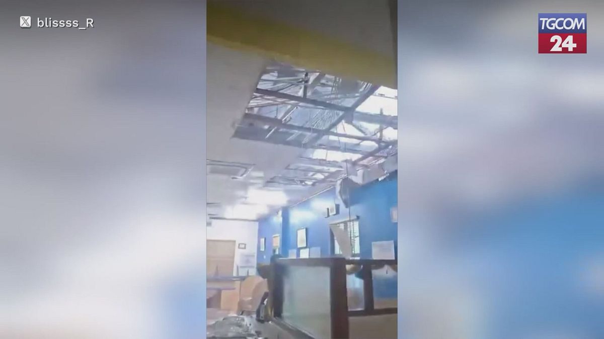 l uragano melissa in giamaica scoperchiato il tetto dell ospedale di black river le urla dei pazienti