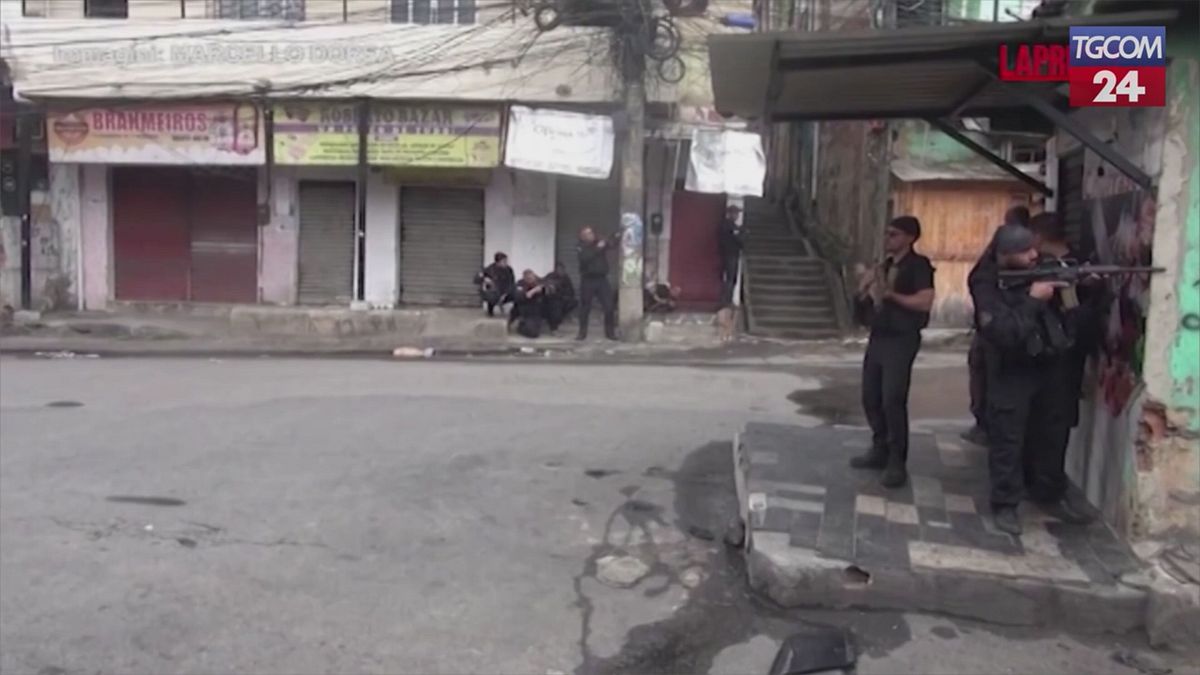 Brasile, maxi blitz contro i narcos finisce nel sangue: almeno 60 morti nelle favelas di Rio
