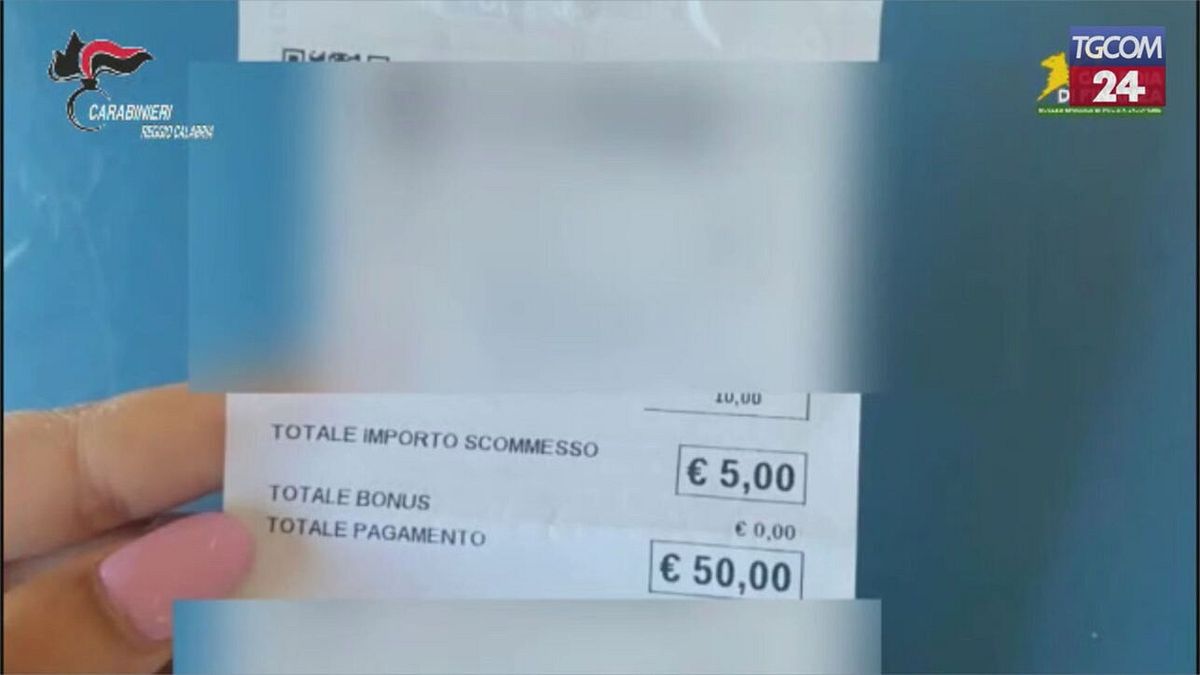 Calcio, scommesse e arbitri corrotti: 5 arresti a Reggio Calabria, "pilotavano i risultati per vincere le puntate"