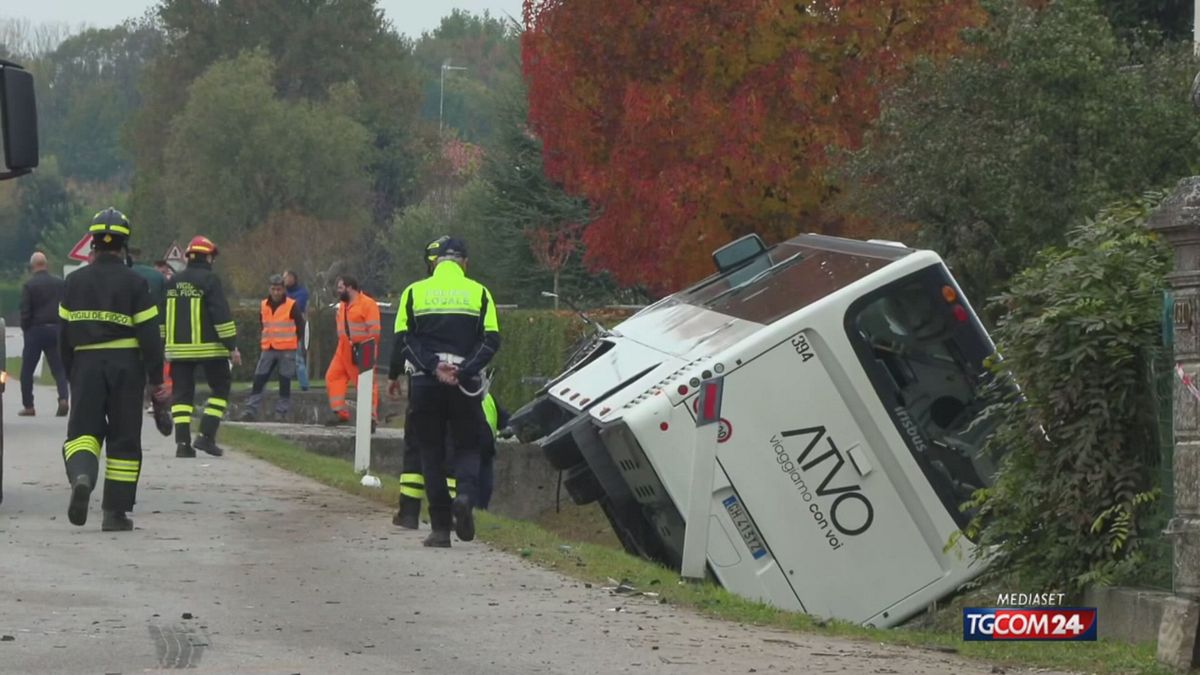 Scontro tra bus con 50 studenti e un'auto nel Trevigiano