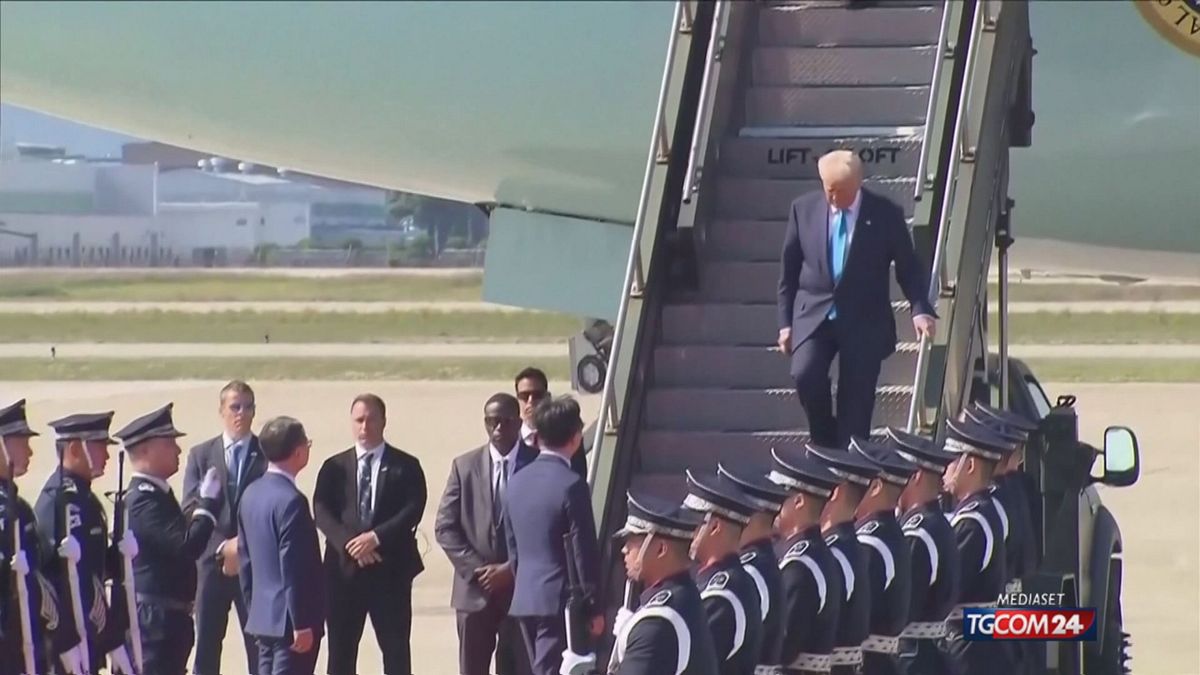 Trump incoronato re in Corea del Sud