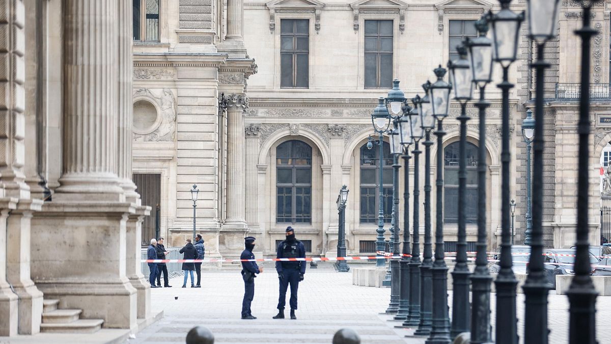 Furto al Louvre, i due fermati hanno parzialmente confessato | I gioielli non sono ancora stati recuperati