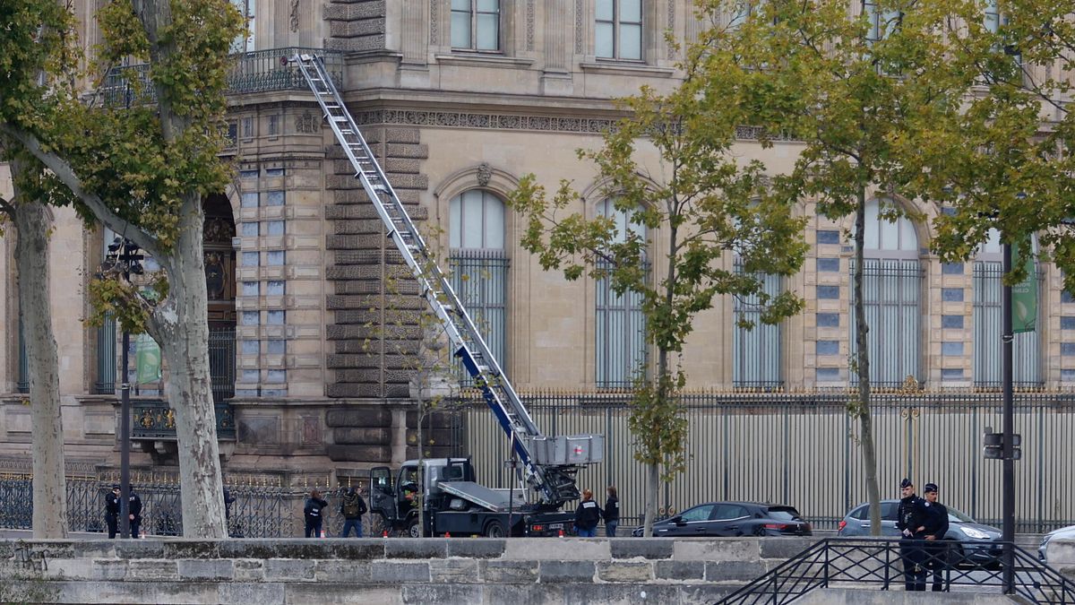 Furto al Louvre, cinque nuovi arresti a Parigi