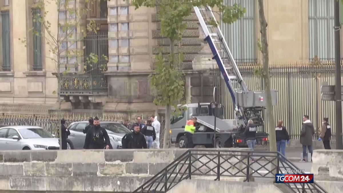 furto al louvre i due fermati sono indagati e in custodia cautelare