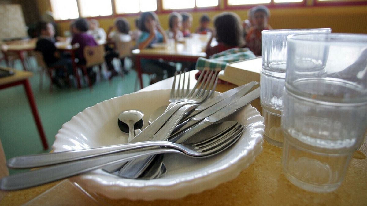 napoli educatrice lega una bimba in mensa all asilo licenziata