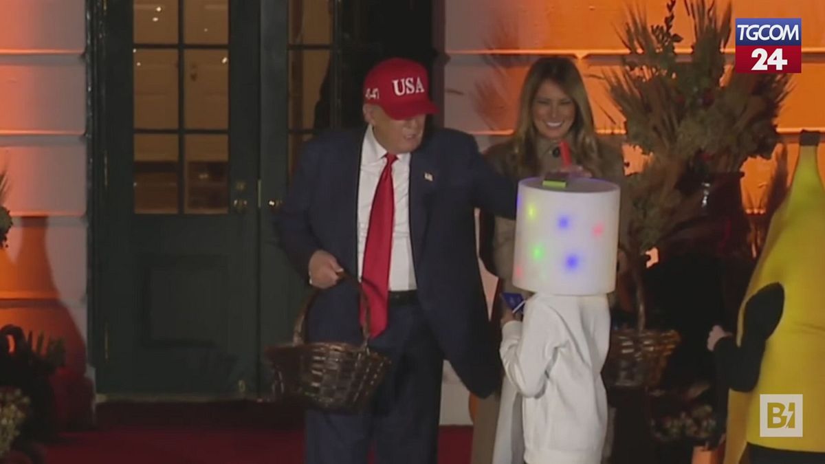 Halloween alla Casa Bianca: bimbo chiede la cioccolata, Trump gliela mette in testa