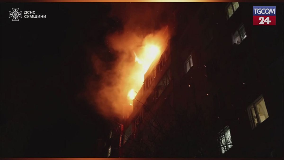 droni russi colpiscono sumy il palazzo in fiamme e la fuga tra le urla