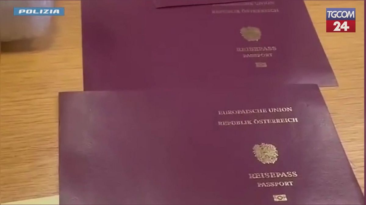 le copertine i chip e gli ologrammi ecco la fabbrica clandestina di passaporti scoperta a milano